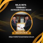 Menteri Dalam Negeri (Mendagri) Muhammad Tito Karnavian saat menyerahkan penghargaan IKPA kepada Dirjen Polpum, Bahtiar di Kantor Pusat Kemendagri, Jakarta, Rabu (15/3). Foto: Dok Puspen Kemendagri.