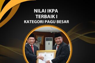Menteri Dalam Negeri (Mendagri) Muhammad Tito Karnavian saat menyerahkan penghargaan IKPA kepada Dirjen Polpum, Bahtiar di Kantor Pusat Kemendagri, Jakarta, Rabu (15/3). Foto: Dok Puspen Kemendagri.