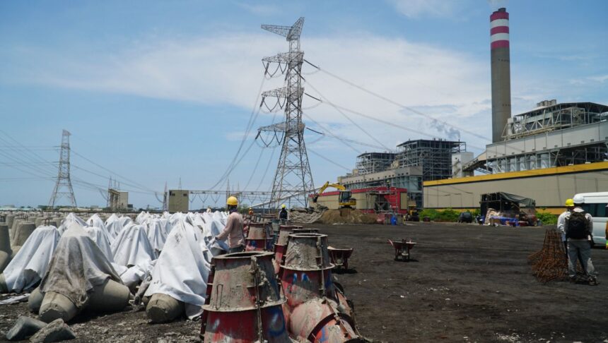 Gubernur Jawa Tengah Ganjar Pranowo menjalin kerja sama dengan PT PLN (Persero) dalam memanfaatkan sisa pembakaran batu bara di Pembangkit Listrik Tenaga Uap (PLTU) atau Fly Ash dan Bottom Ash (FABA). Foto: PT PLN (Persero).