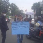Kantor Badan Pertanahan Nasional (BPN) Jakarta Timur (Jaktim) yang digeruduk massa pengunjuk rasa membawa spanduk dan kertas karton bertuliskan "Warga Tidak Suka Kinerja BPN Jaktim" pada Rabu (15/3) siang. Foto: Joesvicar Iqbal/ipol.id