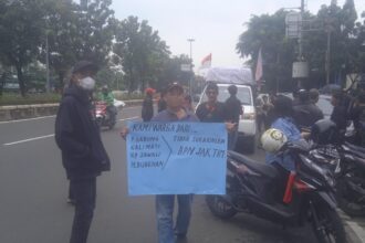 Kantor Badan Pertanahan Nasional (BPN) Jakarta Timur (Jaktim) yang digeruduk massa pengunjuk rasa membawa spanduk dan kertas karton bertuliskan "Warga Tidak Suka Kinerja BPN Jaktim" pada Rabu (15/3) siang. Foto: Joesvicar Iqbal/ipol.id