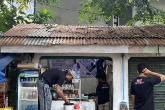 Sukarelawan Ganjar Milenial Center (GMC) Jabodetabek mengecat, memoles dan mempercantik warung Bung Benoks bersama sejumlah mahasiswa di Jalan Cipinang Besar, Jatinegara, Jakarta Timur, Kamis (16/3) siang. Foto: GMC