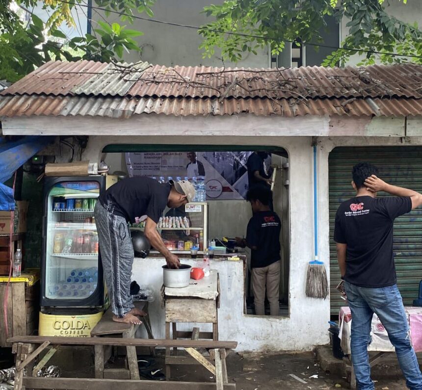 Sukarelawan Ganjar Milenial Center (GMC) Jabodetabek mengecat, memoles dan mempercantik warung Bung Benoks bersama sejumlah mahasiswa di Jalan Cipinang Besar, Jatinegara, Jakarta Timur, Kamis (16/3) siang. Foto: GMC