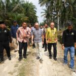 Ketua Dewan Komisioner OJK Mahendra Siregar saat bertemu dengan para petani perkebunan kelapa sawit di Kabupaten Kampar, Riau Jumat.