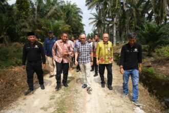 Ketua Dewan Komisioner OJK Mahendra Siregar saat bertemu dengan para petani perkebunan kelapa sawit di Kabupaten Kampar, Riau Jumat.