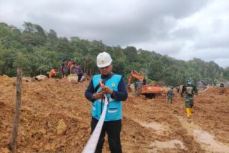 PT PLN (Persero) berhasil memulihkan 100 persen sistem kelistrikan di daerah terdampak longsor di Pulau Serasan Natuna yang terjadi pada 06 Maret 2023. Foto: PT PLN.