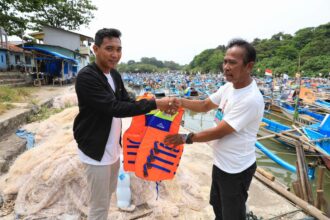 Peduli keselamatan nelayan - Komunitas Nelayan Pesisir Dukung Ganjar menyerahkan bantuan rompi, pelampung dan senter lampu kepala kepada para nelayan di kawasan Pantai Santolo, Kabupaten Garut, Jawa Barat (Jabar), Jumat (17/3) siang. Foto: Komunitas Nelayan Pesisir Dukung Ganjar