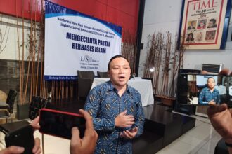 Peneliti senior Lingkaran Survei Indonesia (LSI) Denny JA, Ade Mulyana dalam Hasil Temuan dan Analisis Survei Nasional 'Mengecilnya Partai Berbasis Islam' di kantor LSI Denny JA di kawasan Rawamangun, Jakarta Timur, Jumat (17/3) siang. Foto: Joesvicar Iqbal/ipol.id