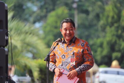 Dirjen Politik dan Pemerintahan Umum (Polpum) Kemendagri, Bahtiar menghadiri kegiatan Jambore Kewaspadaan Dini Kota Medan dengan mengangkat tema “Kolaborasi Kewaspadaan Dini Dalam Rangka Mewujudkan Medan Kondusif” di Lapangan Asrama Haji Medan, Kota Medan, Provinsi Sumatera Utara, Jumat (17/3). Foto: Dok Ditjen Polpum Kemendagri.