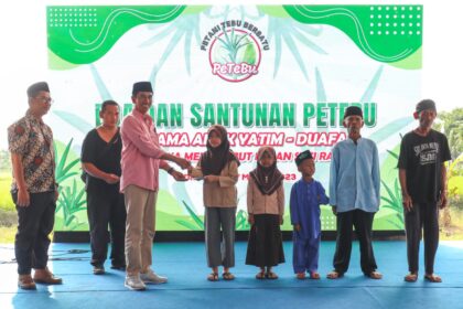 Sambut Ramadan, para petani tebu tergabung dalam Petani Tebu Bersatu (Petebu) Pendukung Ganjar Pranowo memberi santunan kepada ratusan yatim dan dhuafa serta doa bersama di Lapangan Bola Voli Desa Gadel, Kecamatan Tukdana, Kabupaten Indramayu, Jawa Barat (Jabar), Jumat (17/3). Foto: Petebu.