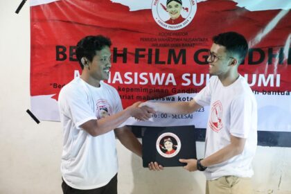 Koordinator Wilayah Pemuda Mahasiswa Nusantara (PMN) Jawa Barat, Marsus Albar menyerahkan satu unit laptop kepada Himpunan Mahasiswa Asal Sukabumi (Himasi) saat kegiatan bedah film kepemimpinan Mahatma Gandhi dan diskusi di Gedung Pemuda, Lapang Merdeka, Kelurahan Gunungpatang, Kecamatan Cikole, Kota Sukabumi, Jumat (17/3). Foto: PMN.