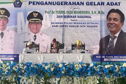 Penganugerahan Gelar Adat Talaud kepada Yusril Ihza Mahendra dan Seminar Nasional dengan tema Sejarah Pulau Miangas Ditinjau dari Aspek Hukum Tata Negara. Foto: Dok Pelaksana penganugerahan gelar adat Talaud.