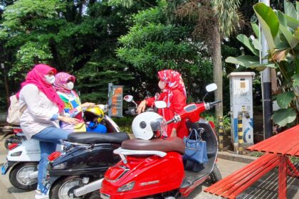 Pengguna motor listrik di tanah air semakin populer seiring meningkatnya minat masyarakat terhadap kendaraan listrik. Foto: Dok PLN.