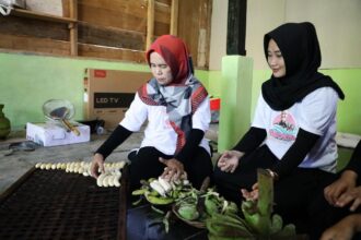 Sukarelawan Wanita Nelayan Sadulur Ganjar bangun Rumah Produksi Pisang Sale di Kampung Pasirsalam, RT 010/002, Desa Cipanas, Kecamatan Cipatujah, Kabupaten Tasikmalaya, Jawa Barat, Sabtu (18/3). Proses pembuatan pisang sale dilakukan oleh kaum perempuan khususnya isteri nelayan setempat. Foto: Wanita Nelayan Sadulur