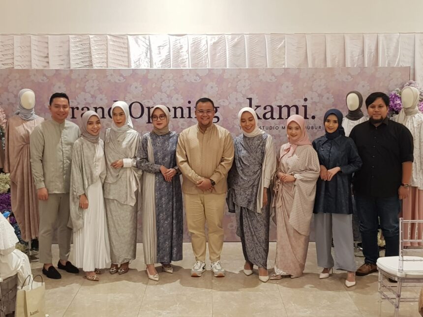 Bima Laga selaku CEO & Founder Warna Modern Indonesia (WMI) dalam acara Peluncuran butik ke-24 di TSM Cibubur, Depok, Minggu (19/3/2023).