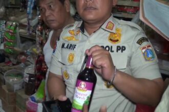 Sejumlah aparat Satuan Polisi Pamong Praja (Satpol PP) Jakarta Timur (Jaktim) melaksanakan operasi penyakit masyarakat (Pekat), mencegah peredaran minuman keras (miras) di wilayah Duren Sawit dan Kecamatan Jatinegara. Foto: Pol PP Jaktim.