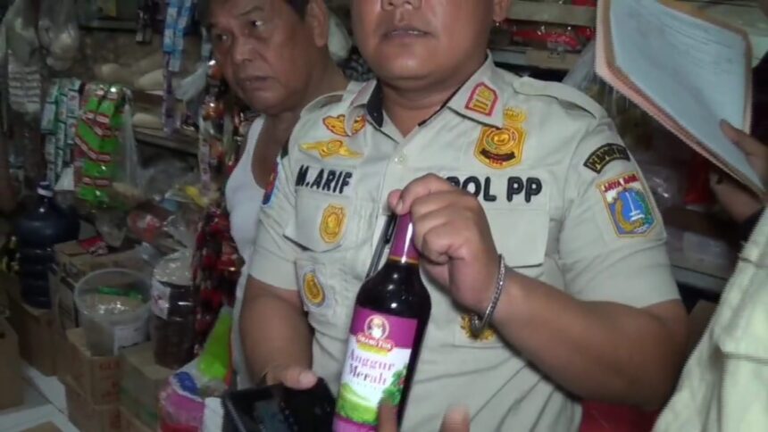 Sejumlah aparat Satuan Polisi Pamong Praja (Satpol PP) Jakarta Timur (Jaktim) melaksanakan operasi penyakit masyarakat (Pekat), mencegah peredaran minuman keras (miras) di wilayah Duren Sawit dan Kecamatan Jatinegara. Foto: Pol PP Jaktim.