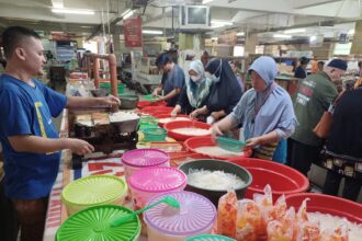 Pedagang makanan basah di Pasar Kramat Jati, Jakarta Timur, Ari sedang melayani pembeli yang mulai memburu kolang kaling hingga rumput laut basah menjadi makanan dan minuman olahan segar untuk berbuka puasa, Selasa (21/3) siang. Foto: Joesvicar Iqbal/ipol.id