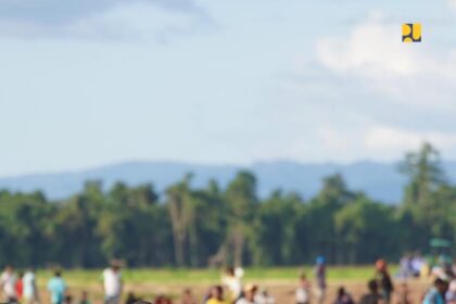 Presiden Joko Widodo (Jokowi) didampingi Menteri Pertanian Syahrul Yasin Limpo, Menteri Pertahanan Prabowo Subianto, dan Menteri Investasi Bahlil Lahadalia meninjau lokasi pengembangan _Food Estate_ di Keerom, Papua, Selasa (21/3/2023).