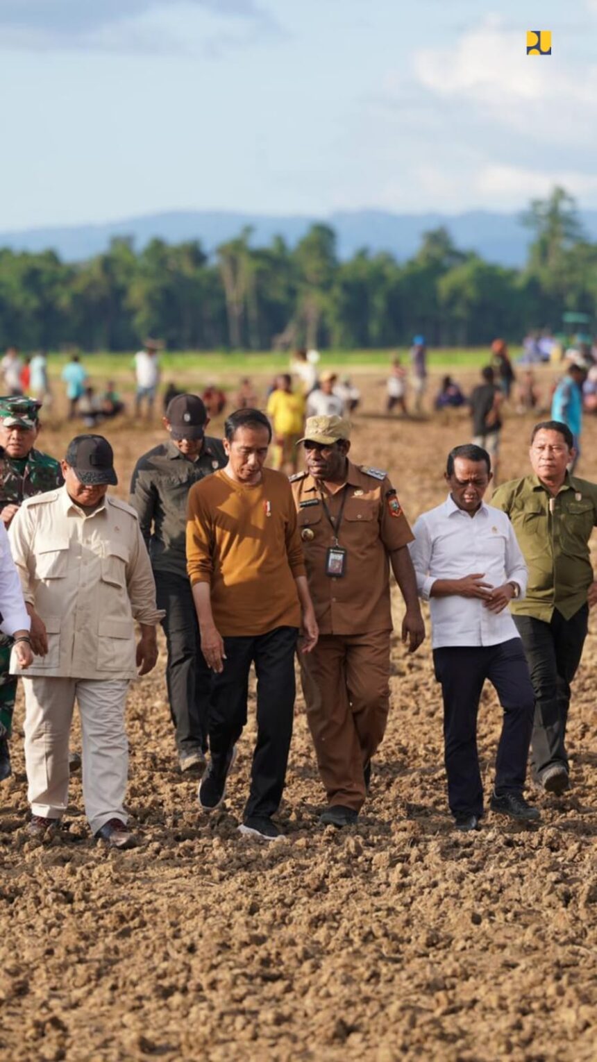 Presiden Joko Widodo (Jokowi) didampingi Menteri Pertanian Syahrul Yasin Limpo, Menteri Pertahanan Prabowo Subianto, dan Menteri Investasi Bahlil Lahadalia meninjau lokasi pengembangan _Food Estate_ di Keerom, Papua, Selasa (21/3/2023).
