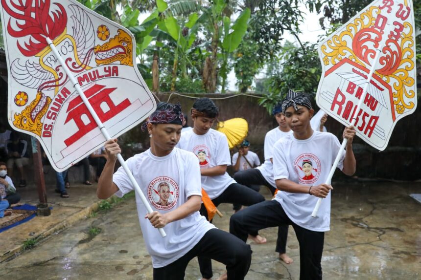 Pemuda Mahasiswa Nusantara (PMN) memanjakan warga Kabupaten Bandung dalam kegiatan Penampilan Kreasi Seni Lengser dan Jaipong di Desa Sukamulya, Kecamatan Rancaekek, Bandung, Jawa Barat, Senin (20/3). Foto: PMN