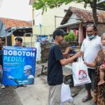 Para relawan Ganjar Muda Padjajaran (GMP) membagikan makanan ke masyarakat membutuhkan di Jalan Karang Jalak, Kelurahan Sunyaragi, Kecamatan Kesambi, Kota Cirebon, Jawa Barat (Jabar). Foto: GMP