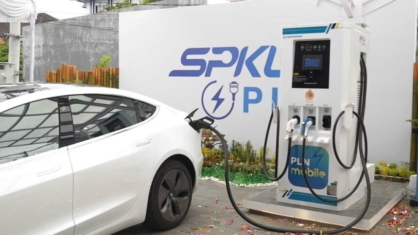 Upaya PT PLN (Persero) yang terus mengkampanyekan penggunaan Electric Vehicle (EV) atau kendaraan listrik kepada masyarakat berhasil memperoleh penghargaan Digital Public Relations Electric Vehicle di ajang Public Relations Indonesia Award 2023. Foto: PT PLN (Persero).