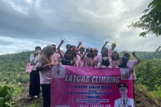 Pacu Adrenalin, Srikandi Ganjar Banten Latihan Climbing Bersama Forum Pecinta Alam