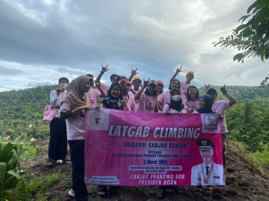 Pacu Adrenalin, Srikandi Ganjar Banten Latihan Climbing Bersama Forum Pecinta Alam