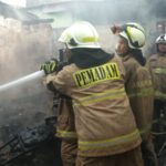 Sejumlah petugas Damkar memadamkan kebakaran pada permukiman warga di Jalan Masjid Baiturrahim, Kelurahan Penggilingan, Kecamatan Cakung, Jakarta Timur (Jaktim), Kamis (23/3) sekitar pukul 04.55 WIB. Foto: Damkar Jaktim