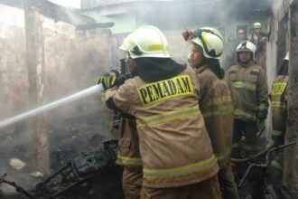 Sejumlah petugas Damkar memadamkan kebakaran pada permukiman warga di Jalan Masjid Baiturrahim, Kelurahan Penggilingan, Kecamatan Cakung, Jakarta Timur (Jaktim), Kamis (23/3) sekitar pukul 04.55 WIB. Foto: Damkar Jaktim