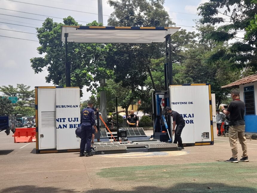 Petugas Dinas Perhubungan DKI Jakarta menyiagakan Unit Uji KIR mobile bagi bus Antar Kota Antar Provinsi (AKAP) yang akan mengangkut pemudik di Terminal Kampung Rambutan, Jakarta Timur, Kamis (23/3). Foto: Ist