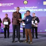 Seremoni penyerahan Renewable Energy Certificated (REC) sebesar 613 megawatt hour (MWh) kepada Sinar Mas Land Group di Tangerang, Banten, pada Selasa (21/3). Foto: PT PLN (Persero).