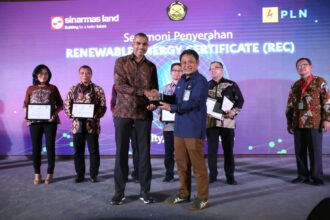 Seremoni penyerahan Renewable Energy Certificated (REC) sebesar 613 megawatt hour (MWh) kepada Sinar Mas Land Group di Tangerang, Banten, pada Selasa (21/3). Foto: PT PLN (Persero).