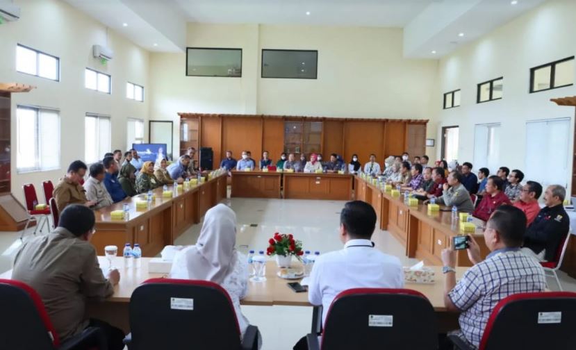 Dirjen Kependudukan dan Pencatatan Sipil (Dukcapil) Kementerian Dalam Negeri (Kemendagri) Teguh Setyabudi saat menerima keluhan Kepala Dinas Dukcapil Se-Jawa Barat. Foto: Dok Ditjen Dukcapil.