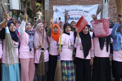 Para perempuan bersama Srikandi Ganjar Jawa Barat saat giat Jumat Bersih menata dan membersihkan lingkungan permukiman warga sekitar, Jalan Raya di Dusun Blok Cikondang, Desa Wangkelang, Kecamatan Lemahabang, Kabupaten Cirebon, Jawa Barat, Jumat (24/3). Foto: Srikandi.