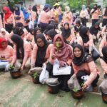 Ratusan emak-emak bersama relawan Mak Ganjar antusias menanam pohon cabai di wilayah Kelurahan Cilangkap, Kecamatan Cipayung, Jakarta Timur pada Sabtu (25/3). Lantaran harga cabai belakangan naik dan sekaligus menjaga ketahanan pangan. Foto: Mak