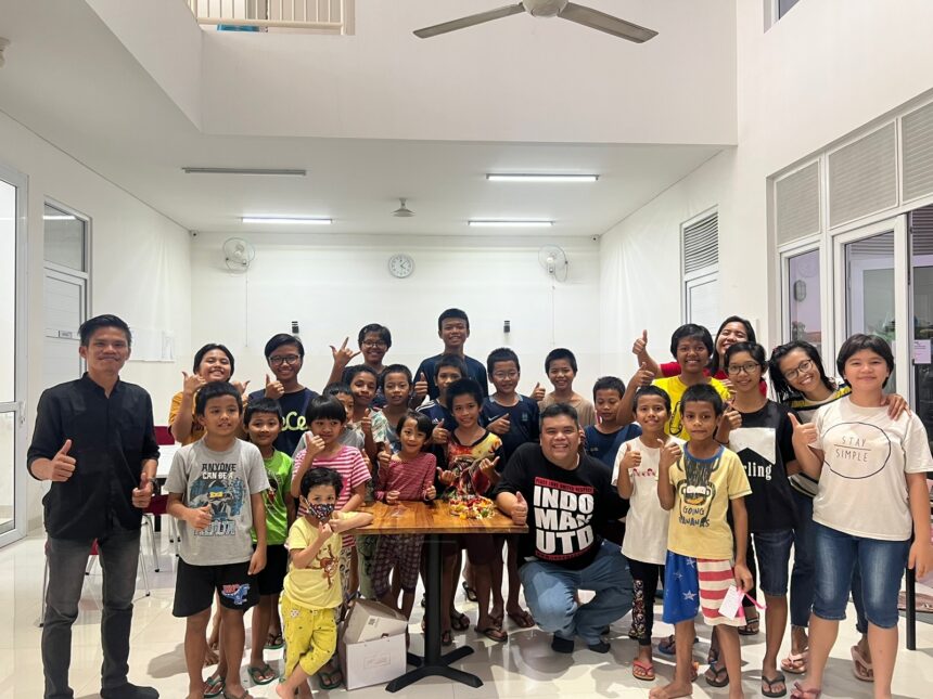 komunitas Indomanutd Jakarta memilih untuk merayakan ulang tahun ke-23 tahun bersama anak-anak dari Panti Asuhan Kasih Sesama Umat, Tangerang.