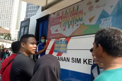Layanan SIM keliling yang ditawarkan dalam acara rutin Car Free Day Pemprov DKI Jakarta di Jalan M.H Thamrin, Minggu (3/11/2019). Antara