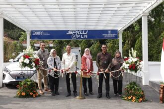 PT PLN (Persero) bekerja sama dengan Sekretariat Presiden mengoperasikan Stasiun Pengisian Kendaraan Listrik Umum (SPKLU) di Istana Kepresidenan Bogor. Foto: PT PLN (Persero)