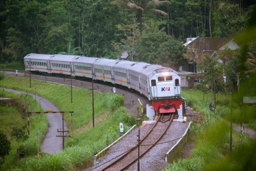 PT Kereta Api Indonesia (Persero) akan mengoperasikan perjalanan KA Tambahan relasi Solo Balapan – Pasar Senen pp untuk arus balik Lebaran 2024. Foto: KAI