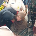 Seorang perempuan dengan kursi roda menangis histeris saat penyerahan jenazah Iqbal bocah berusia 9 tahun korban kebakaran Depo Pertamina Plumpang, Koja, Jakarta Utara, di Rumah Sakit (RS) Polri Kramat Jati, Jakarta Timur, Kamis (9/3). Foto: dok pribadi