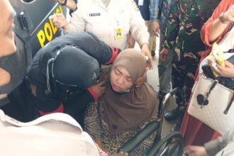 Seorang perempuan dengan kursi roda menangis histeris saat penyerahan jenazah Iqbal bocah berusia 9 tahun korban kebakaran Depo Pertamina Plumpang, Koja, Jakarta Utara, di Rumah Sakit (RS) Polri Kramat Jati, Jakarta Timur, Kamis (9/3). Foto: dok pribadi