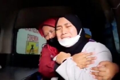 Ria Putri Amelia, 30, menangis saat penyerahan peti jenazah ibunda tercinta Sumiati, 71, korban kebakaran Depo Pertamina Plumpang, Koja, Jakarta Utara, dilakukan pihak Rumah Sakit (RS) Polri Kramat Jati, Rabu (8/3). Foto: Joesvicar Iqbal/ipol.id