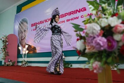 Kontestan perempuan yang tampil cantik melenggang percaya diri dalam Fashion Show bertema 'Behavior Inspiring Woman' yang digelar Srikandi Ganjar Jabodetabek di Balai Ikabara, Kecamatan Bojonggede, Kabupaten Bogor, Jawa Barat, Minggu (19/3). Foto: Srikandi