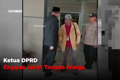 Ketua DPRD Enggan Jabat Tangan Warga