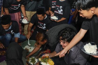 Sukarelawan Ganjar Muda Padjajaran (GMP) ngeliwet bersama warga di Kampung Citereup, Desa Cintaraja, Kecamatan Singaparna, Kabupaten Tasikmalaya, Jawa Barat, Minggu (26/3). Foto: GMP