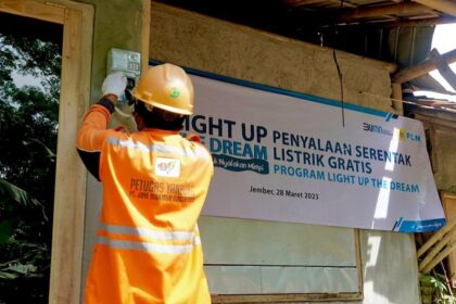 PT PLN (Persero) berbagi kebahagiaan Ramadan 1444 Hijriah dengan menyalurkan program bantuan kepedulian Light Up the Dream (Listrik untuk Nyalakan Mimpi) kepada 3.024 pelanggan di 119 Unit Pelaksana Pelayanan Pelanggan (UP3). Foto: PT PLN