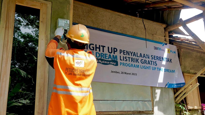 PT PLN (Persero) berbagi kebahagiaan Ramadan 1444 Hijriah dengan menyalurkan program bantuan kepedulian Light Up the Dream (Listrik untuk Nyalakan Mimpi) kepada 3.024 pelanggan di 119 Unit Pelaksana Pelayanan Pelanggan (UP3). Foto: PT PLN
