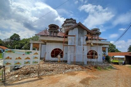 Sejumlah pekerja menggeber pembangunan Masjid Tjia Kang Hoo yang memiliki arsitektur agama Islam, budaya Tionghoa dan Betawi di Jalan H. Soleh, Kelurahan Pekayon, Kecamatan Pasar Rebo, Jakarta Timur, Jumat (31/3). Foto: Joesvicar Iqbal/ipol.id